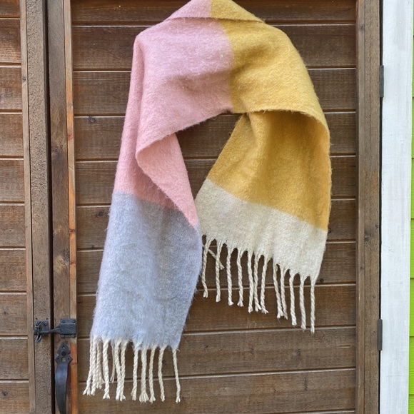 Soft fluffy Torrid scarf/wrap - Picture 4 of 6